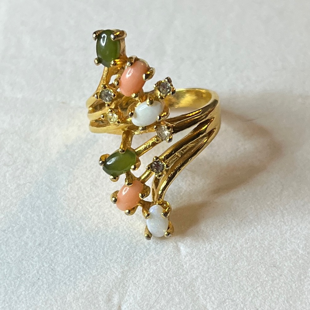 Vintage 18kHG tone multi stone sz 6z. Jade, Coral rhinestone.